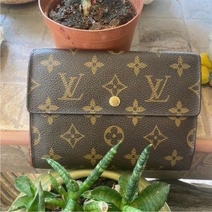 ❤️💖 Authentic Louis Vuitton Monogram Tri fold wallet/check book. Good condition